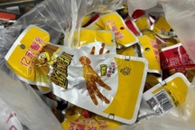 Tịch thu hàng nghìn sản phẩm thực phẩm nhập lậu nghi bán cho trẻ em