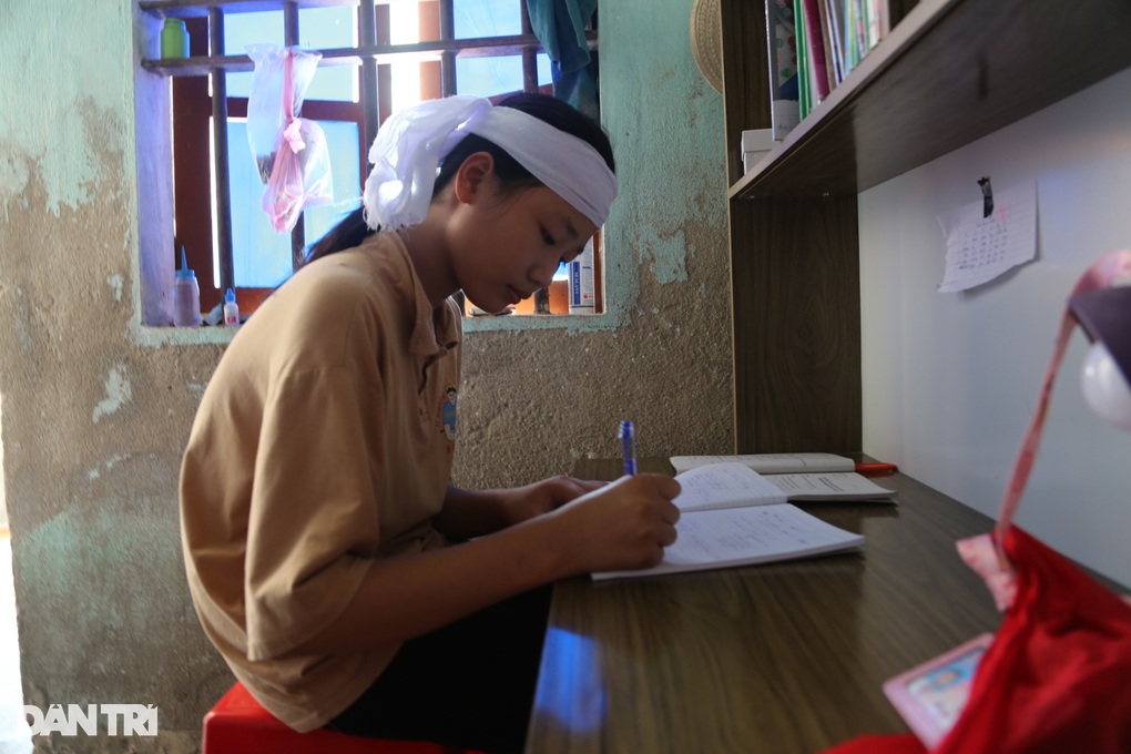 Chồng mất vì ung thư, vợ chật vật nuôi mẹ mù, con nằm một chỗ - 5 Chồng mất vì ung thư, vợ chật vật nuôi mẹ mù, con nằm một chỗ - 5