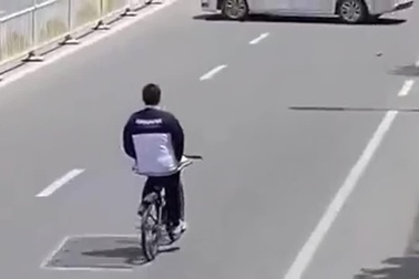 Buông hai tay đi xe đạp, thanh niên nhận bài học đau đớn