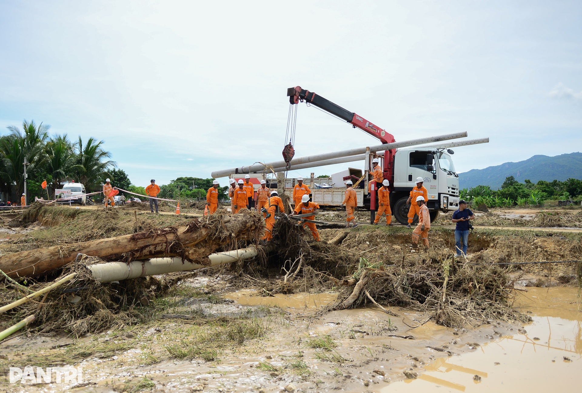 Vỡ hồ nước ở Lâm Đồng, lũ cát cuồn cuộn đổ về san phẳng nhà vườn - 6