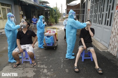 Đẩy xe kéo tới từng nhà, lấy mẫu xét nghiệm lưu động trên đường phố Sài Gòn