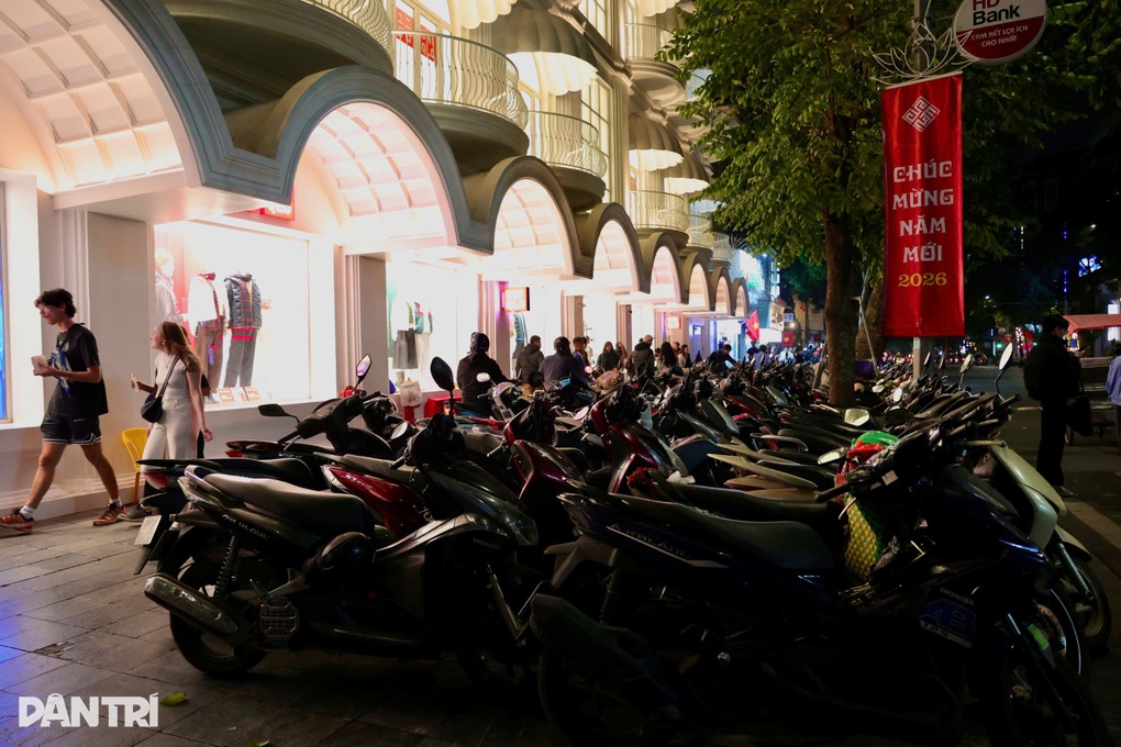 Giá gửi xe quanh hồ Gươm tăng chóng mặt, có điểm hét giá 100.000 đồng/xe - 1
