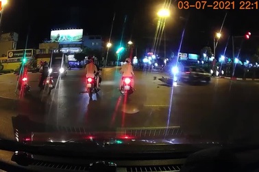 Vượt đèn đỏ tốc độ cao, ô tô gây tai nạn rồi bỏ chạy khỏi hiện trường