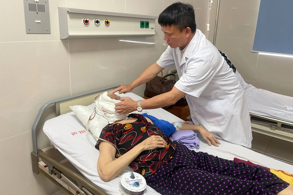 Ca mổ đặc biệt giúp nữ bệnh nhân thoát khỏi khối u khổng lồ trên mặt - 2 Ca mổ đặc biệt giúp nữ bệnh nhân thoát khỏi khối u khổng lồ trên mặt - 2
