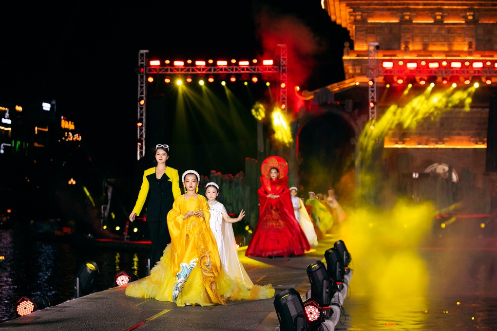 Mẫu nhí 7 tuổi hóa thân thành công chúa ở show thời trang Phố cổ Hoa Lư - 5 Mẫu nhí 7 tuổi hóa thân thành công chúa ở show thời trang Phố cổ Hoa Lư - 5