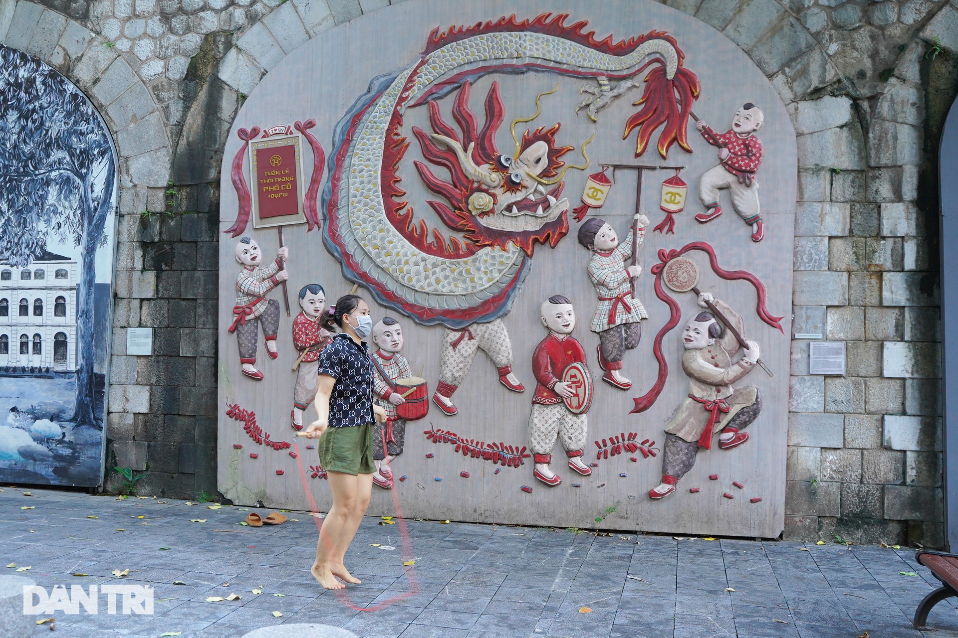 Người dân nhộn nhịp tập thể dục ngoài phố khi Hà Nội chưa hết giãn cách - 4 Người dân nhộn nhịp tập thể dục ngoài phố khi Hà Nội chưa hết giãn cách - 4