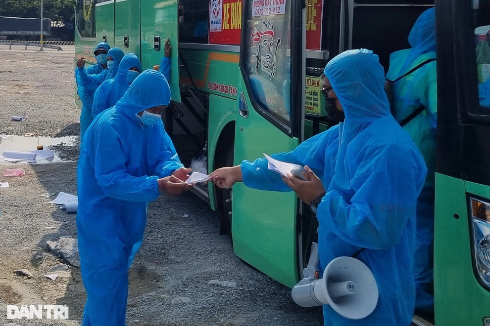 Người dân đi xe máy hồi hương qua Đà Nẵng được chở về Hà Nội - 7 Người dân đi xe máy hồi hương qua Đà Nẵng được chở về Hà Nội - 7