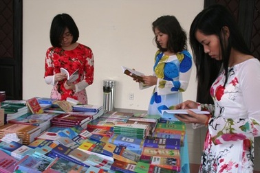 Trang bị sách cho các cơ sở nhằm nâng cao năng lực cán bộ