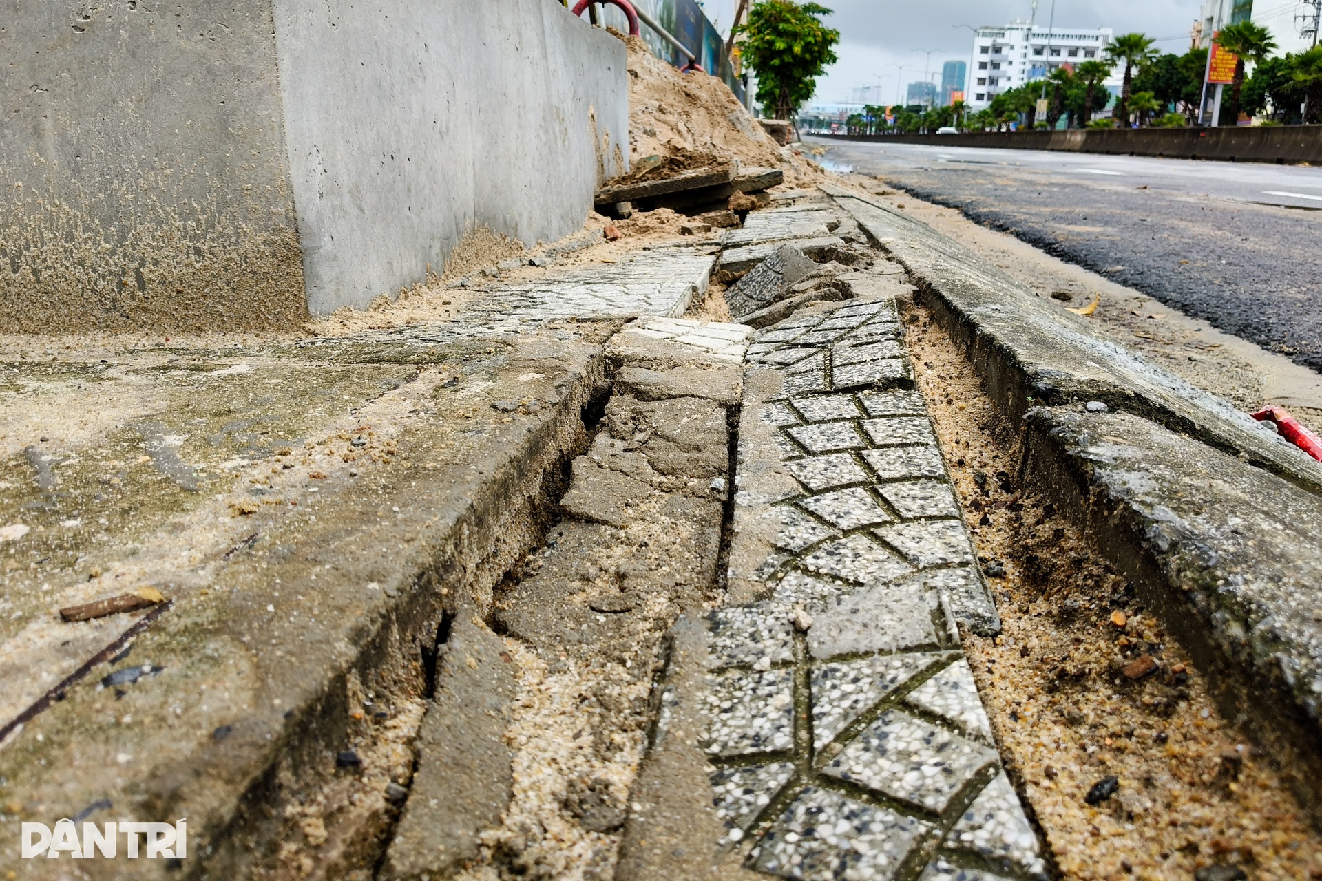Vụ hố sâu nuốt chửng nhiều ô tô: Xuất hiện vết nứt dài hàng chục mét - 4 Vụ hố sâu nuốt chửng nhiều ô tô: Xuất hiện vết nứt dài hàng chục mét - 4