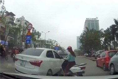 Người phụ nữ đâm xe máy liên tiếp vào ô tô vì xung đột giao thông