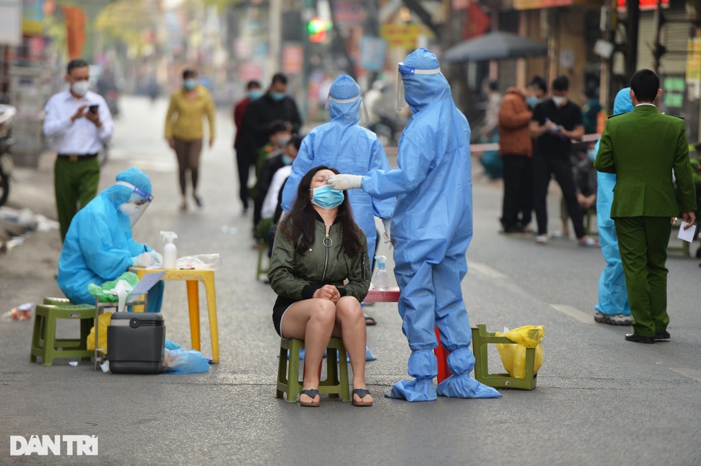 Hà Nội phong tỏa cả đoạn phố Đê La Thành để xét nghiệm Covid-19 - 7 Hà Nội phong tỏa cả đoạn phố Đê La Thành để xét nghiệm Covid-19 - 7