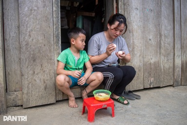Mẹ chẳng dám đi làm xa, sợ rằng các con ăn cơm chan nước mắt