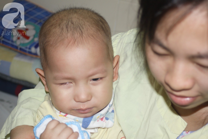 Lời khẩn cầu của người mẹ có con trai 1 tuổi nguy kịch vì ung thư võng mạc không có tiền mổ, bố bỏ đi - Ảnh 4. Lời khẩn cầu của người mẹ có con trai 1 tuổi nguy kịch vì ung thư võng mạc không có tiền mổ, bố bỏ đi - Ảnh 4.