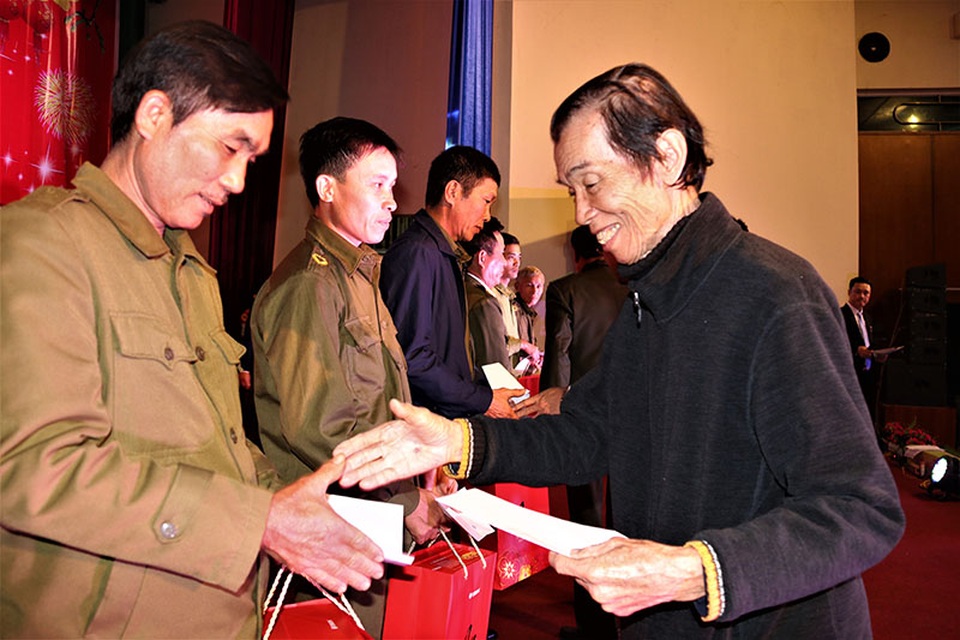 Ấm tình Xuân đêm giao lưu ủng hộ dân nghèo Hà Tĩnh đón Tết - 17 Ấm tình Xuân đêm giao lưu ủng hộ dân nghèo Hà Tĩnh đón Tết - 17