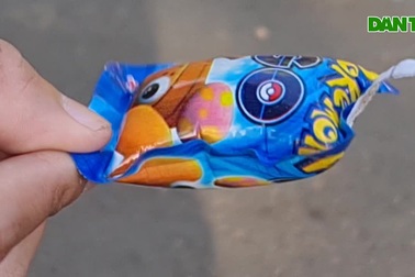 Đồ chơi phát nổ "siêu rẻ" bày bán ngay trước cổng trường học