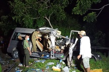 Xe khách và xe tải “đấu đầu” trong đêm, 8 người tử vong