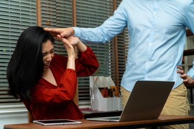 Cô gái trẻ bị đuổi việc vì từ chối tình cảm của sếp