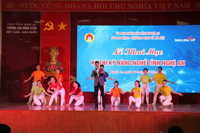 Văn nghệ chào mừng lễ khai mạc kỳ thi kỹ năng nghề.