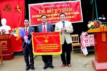 “Ngôi trường có 46 giáo viên đều là thầy giáo” nhận Cờ thi đua của Bộ Giáo dục