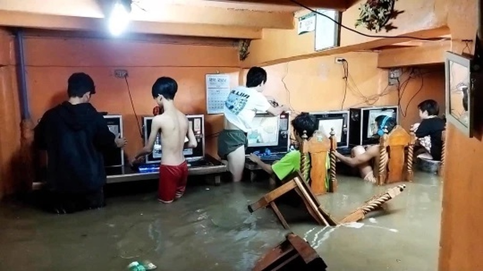 Bật cười hình ảnh các game thủ thản nhiên ngồi cày dù nước lụt bao quanh - 1 Bật cười hình ảnh các game thủ thản nhiên ngồi cày dù nước lụt bao quanh - 1