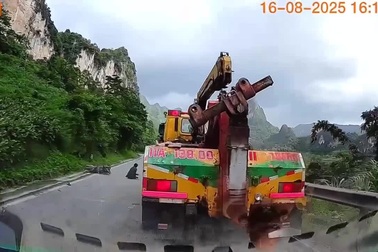 Một tay bận xách lồng chim khi đổ đèo, thanh niên lao xe máy vào xe cẩu