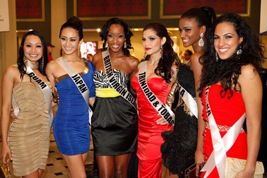 Người đẹp Hoàn vũ đi xem nhạc kịch