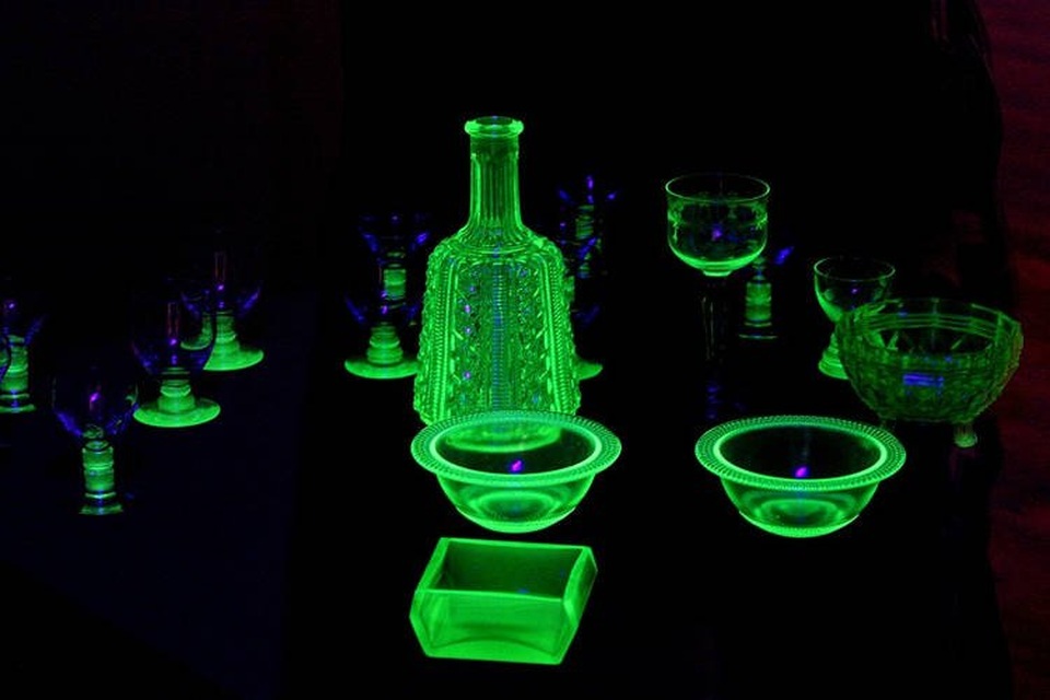Thủy tinh Uranium - những món đồ cổ phát ra ánh sáng xanh - 6 Thủy tinh Uranium - những món đồ cổ phát ra ánh sáng xanh - 6