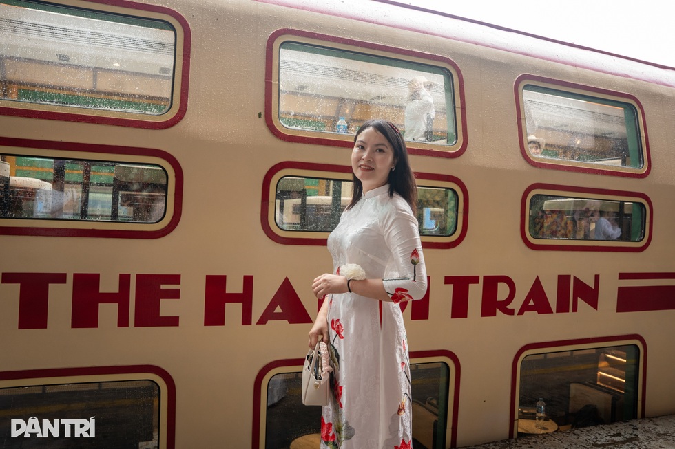 Nội thất sang trọng bên trong đoàn tàu du lịch 2 tầng đầu tiên ở Hà Nội - 5 Nội thất sang trọng bên trong đoàn tàu du lịch 2 tầng đầu tiên ở Hà Nội - 5