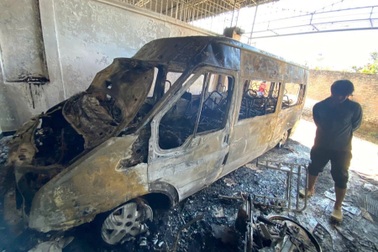 Hỏa hoạn thiêu rụi nhà cùng ô tô 16 chỗ, 4 người thoát nạn