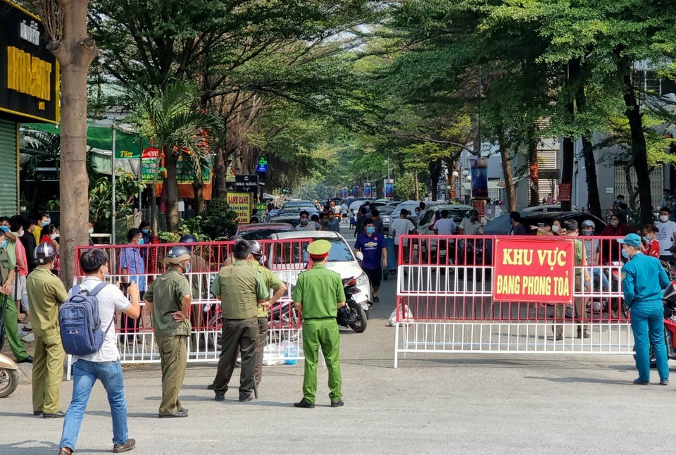 Cận cảnh phong tỏa khu chung cư có nhân viên sân bay mắc Covid-19 - 13 Cận cảnh phong tỏa khu chung cư có nhân viên sân bay mắc Covid-19 - 13
