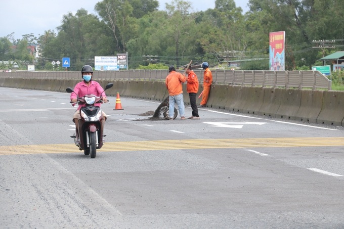Do mặt đường xuất hiện các ổ gà, ổ voi dày đặc, chiều 28/10 Công ty CP Quản lý và Xây dựng đường bộ Thừa Thiên Huế đã điều lực lượng vá tạm thời, nhằm bảo đảm an toàn giao thông