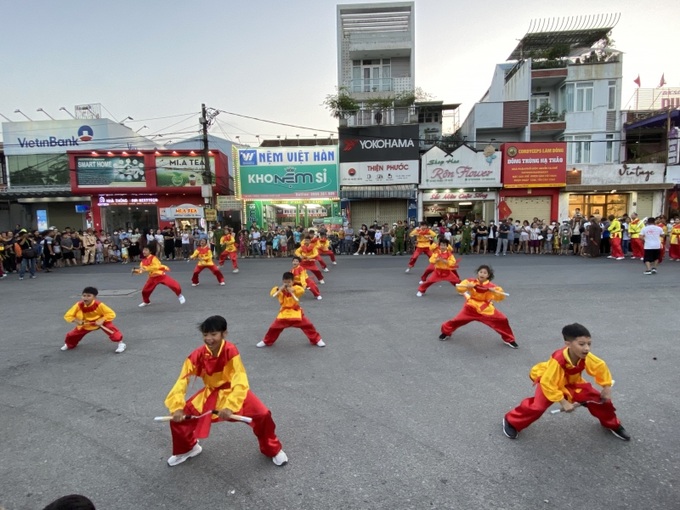 Bên cạnh mang biểu diễn của Đoàn nghệ thuật Cà kheo đến từ Bỉ, người dân và du khách đến Huế dịp này còn được xem những màn biểu diễn đặc sắc, không kém phần sôi động đến từ các đoàn nghệ thuật cây nhà lá vườn của Huế. Trong ảnh là màn biểu diễn võ công với nhị khúc của các võ sĩ nhí đến từ Võ Kinh Vạn An - Huế. 