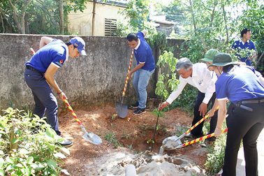 Sơn Spec cùng MC DV Quyền Linh làm đẹp môi trường Quảng Trị 