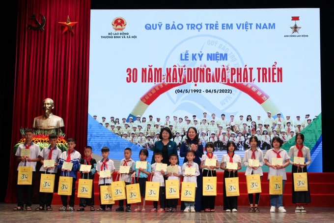 Phó Chủ tịch nước Võ Thị Ánh Xuân, nguyên Phó Chủ tịch nước Đặng Thị Ngọc Thịnh tặng quà cho trẻ em có hoàn cảnh đặc biệt.