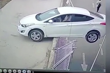 Ô tô nằm bập bênh trên thành cầu vượt vì nữ tài xế nhầm chân ga