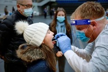 Nước từng tuyên bố hết dịch lại có nguy cơ vỡ trận vì Omicron