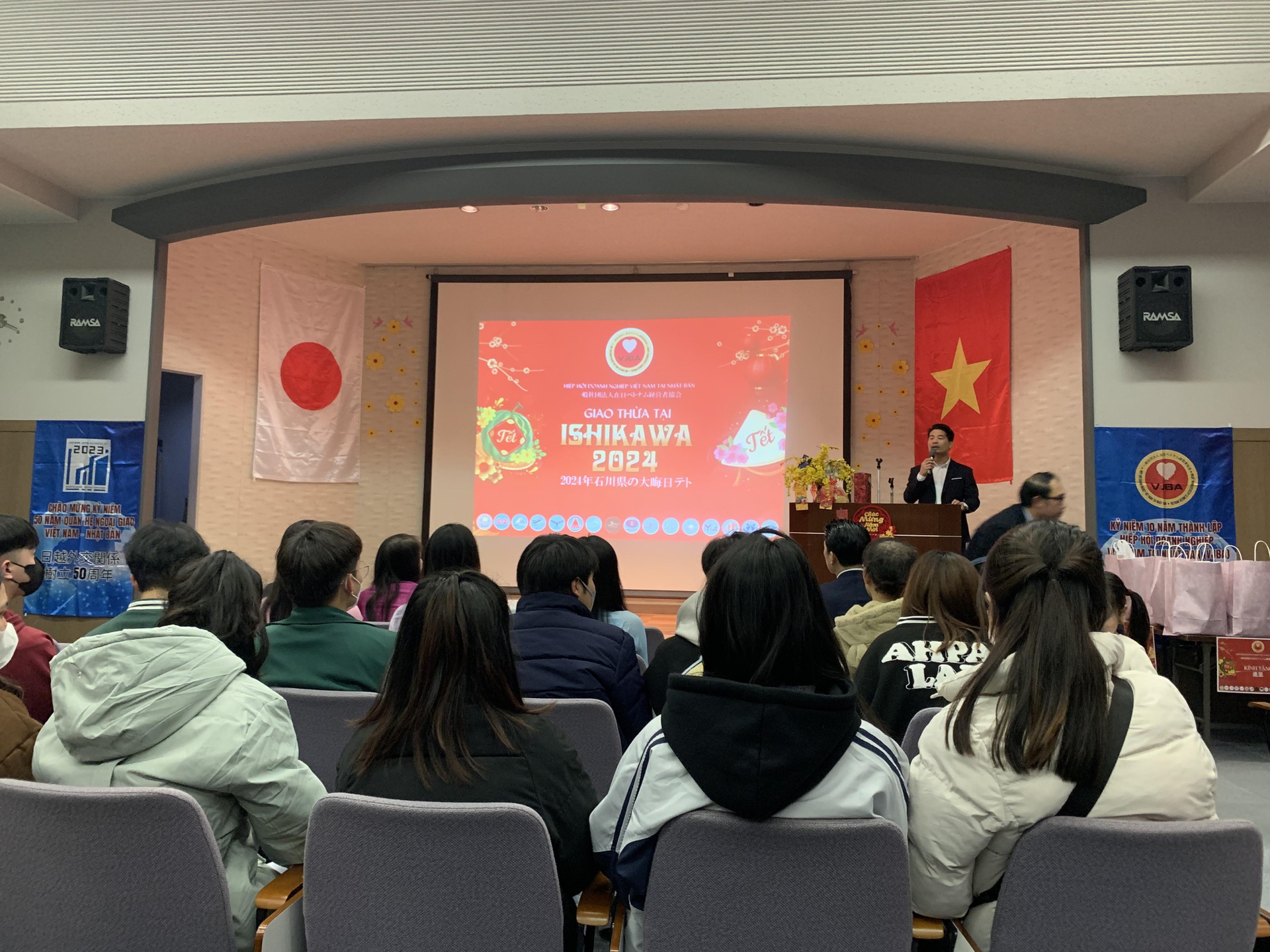 Người Việt xa xứ đón Tết ở tâm chấn động đất, làm mâm cơm đãi 30 đồng hương - 2 Người Việt xa xứ đón Tết ở tâm chấn động đất, làm mâm cơm đãi 30 đồng hương - 2