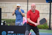 Tay vợt 70 tuổi soán ngôi VĐV lớn tuổi nhất của Agassi ở Pickleball US Open
