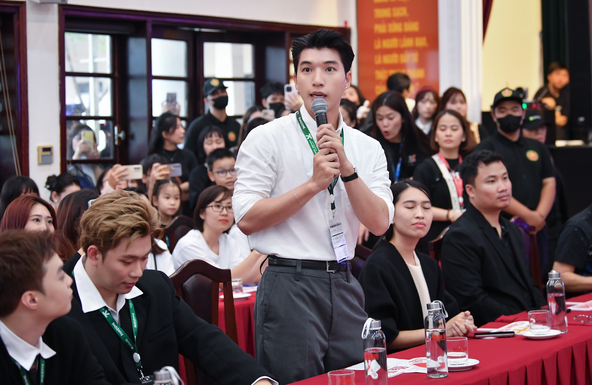 HIEUTHUHAI gây chú ý khi xuất hiện cùng dàn Anh trai say hi tại Hà Nội - 2 HIEUTHUHAI gây chú ý khi xuất hiện cùng dàn Anh trai say hi tại Hà Nội - 2