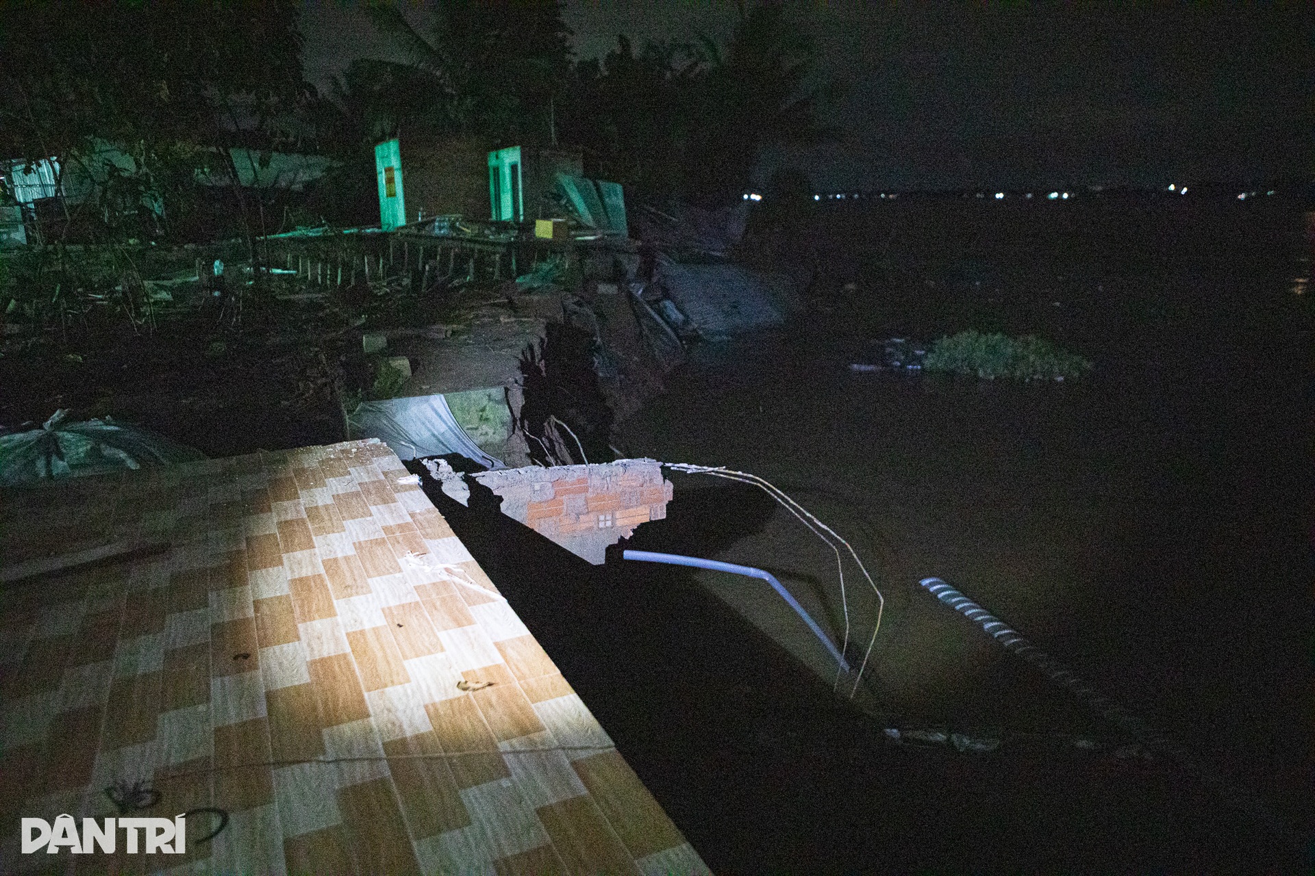 Nhiều nhà ven sông ở miền Tây bị nhấn chìm do sạt lở - 3 Nhiều nhà ven sông ở miền Tây bị nhấn chìm do sạt lở - 3