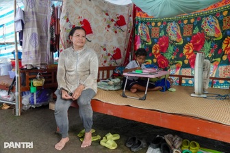 Mẹ đơn thân lay lắt nuôi con gái 9 tuổi trong căn nhà sắp sập