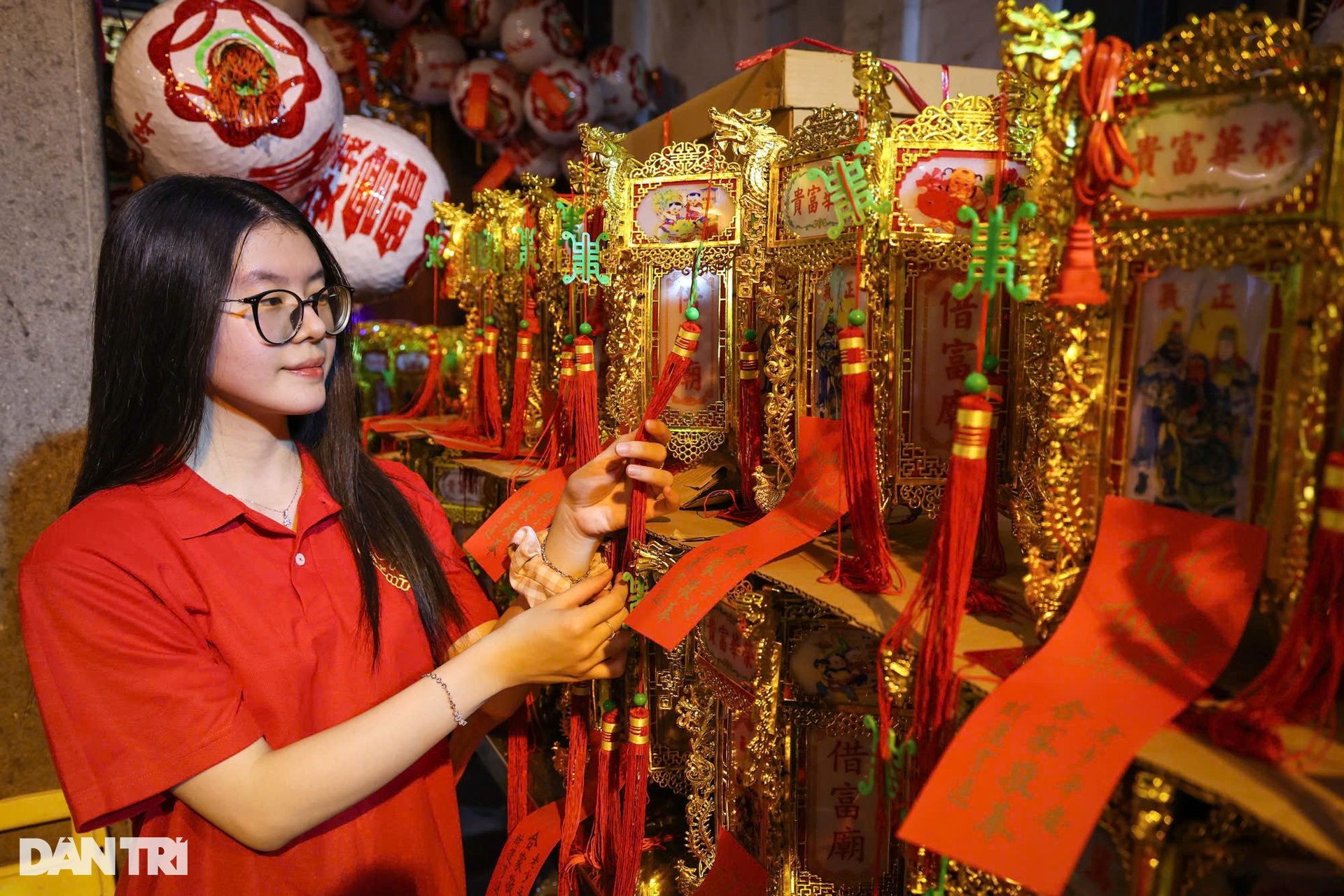 Hàng nghìn người đổ về chùa Ông TPHCM vay tiền lấy lộc đầu năm - 10 Hàng nghìn người đổ về chùa Ông TPHCM vay tiền lấy lộc đầu năm - 10