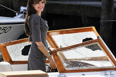 Angelina Jolie đóng phim hành động vì con