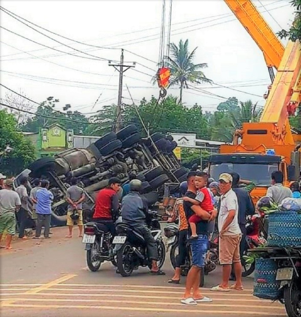 BMW tông dải phân cách rồi lật ngang trong mưa lớn - 4 BMW tông dải phân cách rồi lật ngang trong mưa lớn - 4