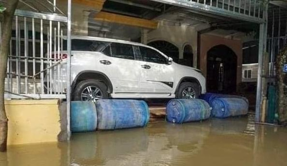 Muôn kiểu tránh ngập, chống bão cho ô tô được cư dân mạng chia sẻ rần rần - 6 Muôn kiểu tránh ngập, chống bão cho ô tô được cư dân mạng chia sẻ rần rần - 6