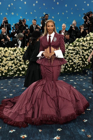 Kim Kardashian gây sốc khi vào top nghệ sĩ mặc "thảm họa" tại Met Gala - 4