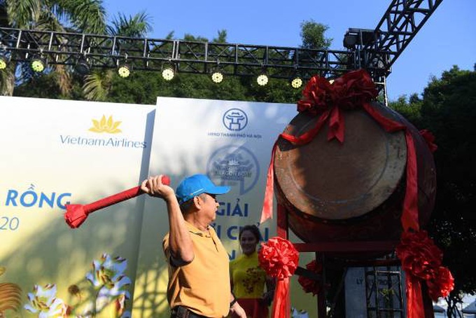 Sôi động giải bơi chải thuyền rồng Hà Nội mở rộng năm 2020 - Ảnh 1. Sôi động giải bơi chải thuyền rồng Hà Nội mở rộng năm 2020 - Ảnh 1.