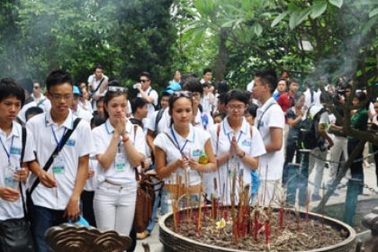 Thanh thiếu niên kiều bào xúc động dâng hương tưởng nhớ các vua Hùng