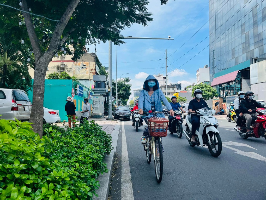 Ngại đổ xăng, dân văn phòng ở TPHCM người nghỉ việc, người đạp xe đi làm - 3 Ngại đổ xăng, dân văn phòng ở TPHCM người nghỉ việc, người đạp xe đi làm - 3