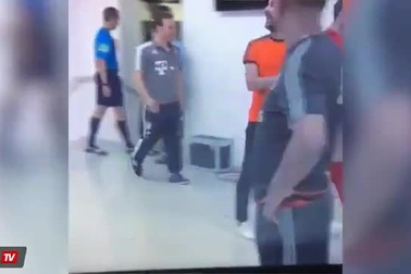 Pep Guardiola suýt tẩn nhau với “đồ tể” De Jong